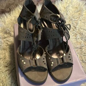 Madden Girl size 10 Taupe sandals